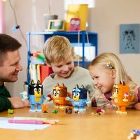 LEGO® Bluey 11217 Bluey a její rodinka z kostek (1)