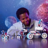LEGO® Technic 42211 Lunární rover Lunar Outpost™ (1)